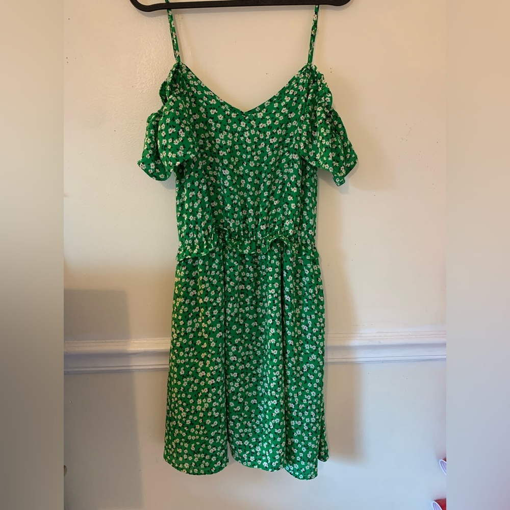 White floral detail dress very cute and flattering
